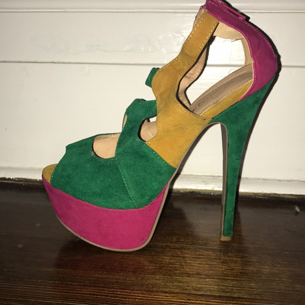 BEAUTIFUL TRI COLOR HEELS